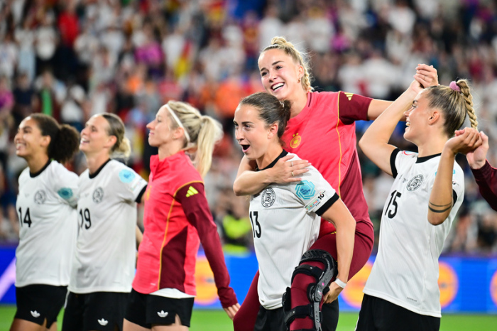 Deutschlands Sara Däbritz jubelt mit Giulia Gwinn beim EM-Viertelfinale gegen Frankreich in Basel. Die Fußballerinnen führen 2025 die TV-Quoten an. Archivfoto: dpa/Sebastian Gollnow