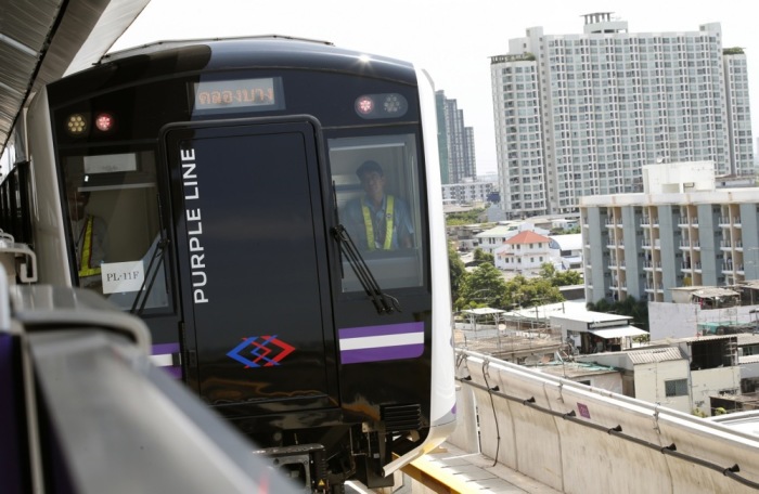 Pendler in Bangkok müssen sich ab 1. Oktober auf die Rückkehr zu regulären Fahrpreisen auf der Red Line und der Purple Line einstellen. Foto: epa-efe/Narong Sangnak