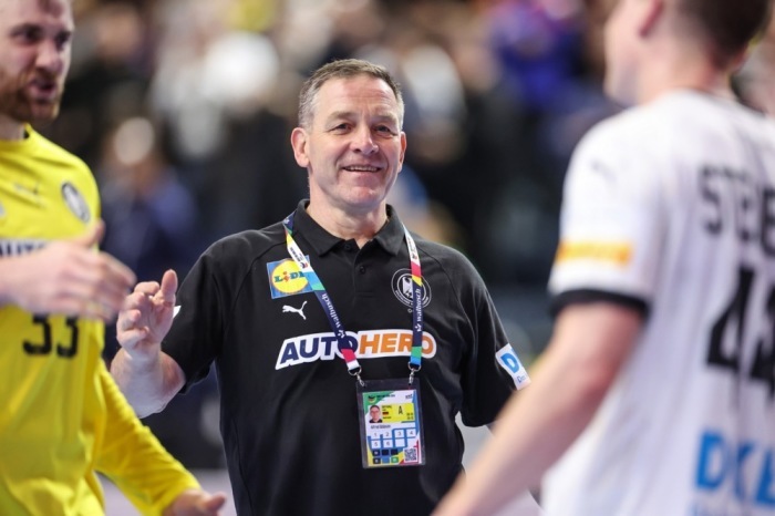 Alfred Gislason, Deutschlands Cheftrainer, jubelt nach dem Gewinn der EHF Men's EURO 2024. Foto: epa/Christopher Neundorf