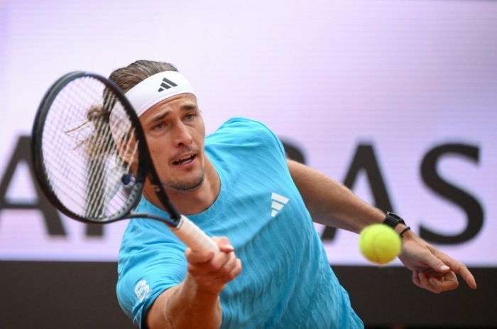 Alexander Zverev konzentriert beim Ballwechsel im Drittrundenspiel der Italian Open. Foto: epa/Fabio Frustaci