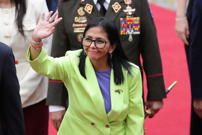 Venezuelas geschäftsführende Präsidentin Delcy Rodríguez winkt im Parlament in Caracas, wo sie den Bericht von Nicolás Maduro vorstellt. Foto: epa/Ronald Pena R