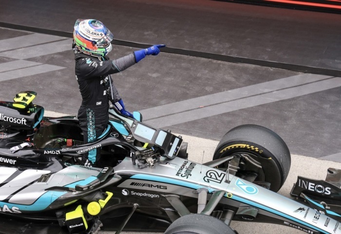 Mercedes-Pilot Andrea Kimi Antonelli steigt nach seinem Sieg beim Großen Preis von Kanada im Parc fermé aus seinem Formel-1-Wagen. Foto: epa/Cristobal Herrera-ulashkevich