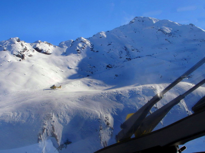 Mehrere Skifahrer werden in den österreichischen Alpen von einer Lawine verschüttet. Foto: epa/GÜnther Dullnig