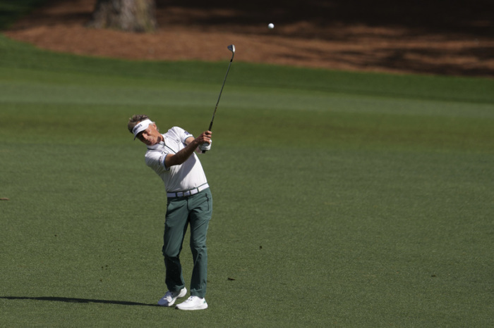 US Masters, Einzel, Herren, 2. Runde, Bernhard Langer aus Deutschland schlägt vom Fairway am 15 Loch. Foto: Matt Slocum/Ap/dpa