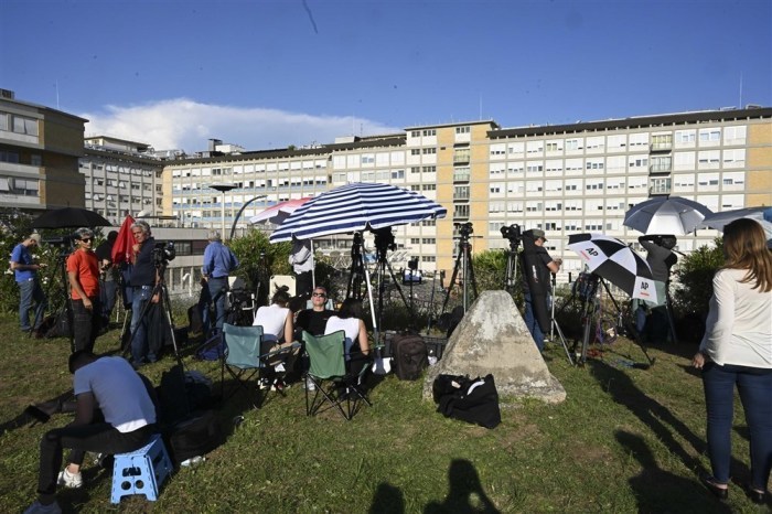 Die Reporter versammeln sich in der Nähe des Universitätskrankenhauses Agostino Gemelli in Rom. Foto: epa/Maurizio Brambatti