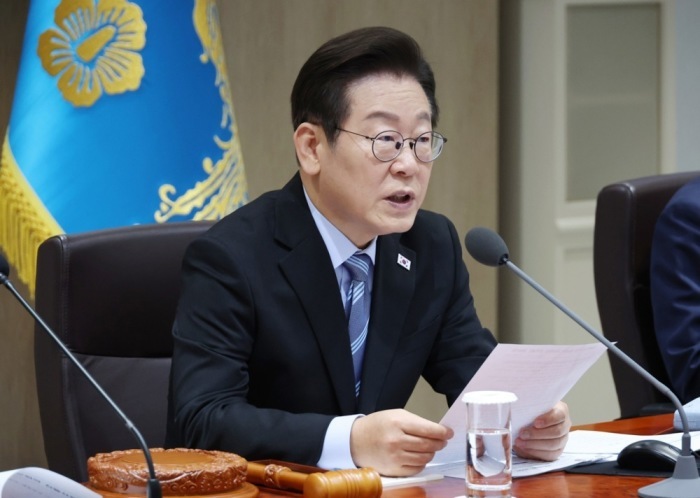 Südkoreas Präsident Lee Jae Myung spricht während einer Kabinettssitzung in Seoul. Foto: epa/Yonhap