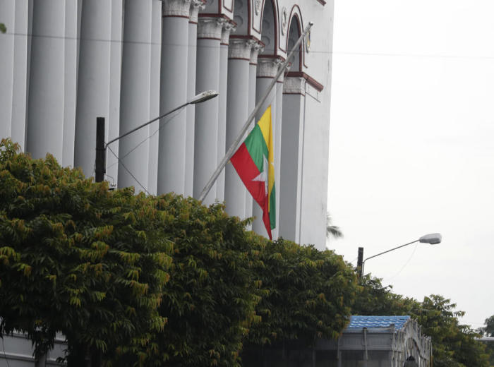 Die Flagge Myanmars weht auf Halbmast vor dem Gebäude der Myanmar Port Authority in Yangon. Foto: epa/Stringer
