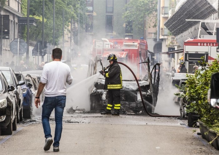 Rettungskräfte und Feuerwehrleute am Tatort, an dem ein Lieferwagen explodierte und andere geparkte Fahrzeuge und angrenzende Wohnungen in Mailand mitriss. Foto: epa/Andrea Fasani