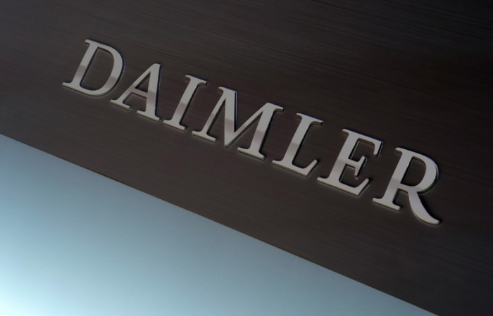 Das Logo von Daimler vor einer Jahrespressekonferenz der Daimler AG in Stuttgart. Foto: epa/Ronald Wittek