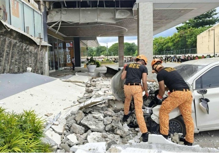Feuerwehrleute räumen Trümmer vor einem Einkaufszentrum in Butuan nach dem schweren Erdbeben im Süden der Philippinen. Foto: epa/Bfp/handout