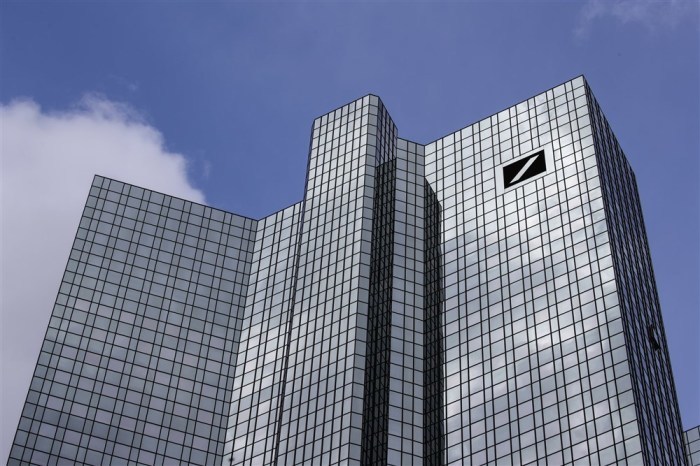 Die Deutsche Bank ist mit ihrem Logo auf dem Dach ihres Hauptsitzes in Frankfurt am Main zu sehen. Foto: epa/Armando Babani