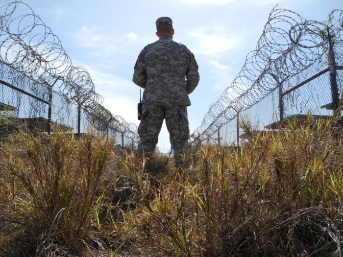 Ein US-Sergeant steht auf dem Gelände des ehemaligen Gefangenenlagers Camp X-Ray in Guantanamo Bay auf Kuba. Foto: EPA/Johannes Schmitt-tegge