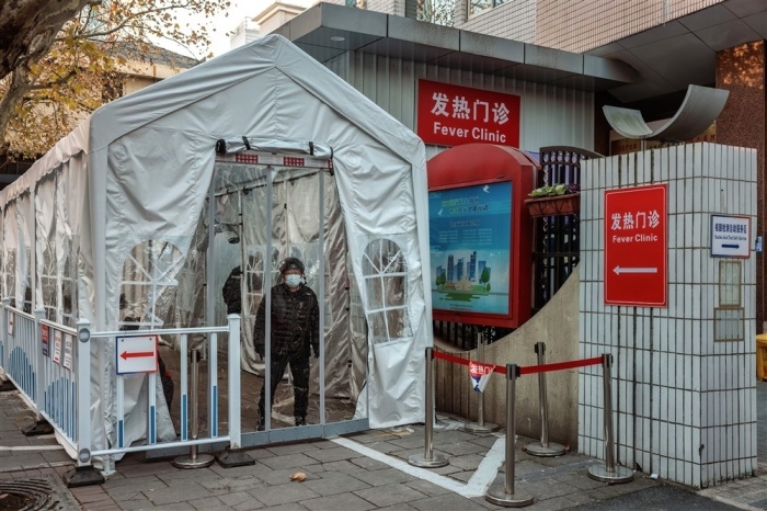 Die Krankenhäuser in China sind mit der steigenden Zahl der COVID-19-Fälle überfordert. Foto: epa/Alex Plavevski
