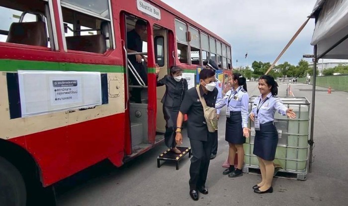 Für Besucher der Trauerzeremonien verkehren zusätzliche Shuttle- und Linienbusse. Bild: BMTA
