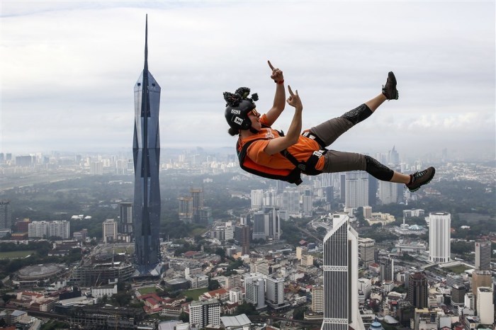Ein Basejumper in Aktion vor dem zweithöchsten Gebäude der Welt „Merdeka 118“ in Kuala Lumpur. Foto: epa-efe/Fazry Ismail