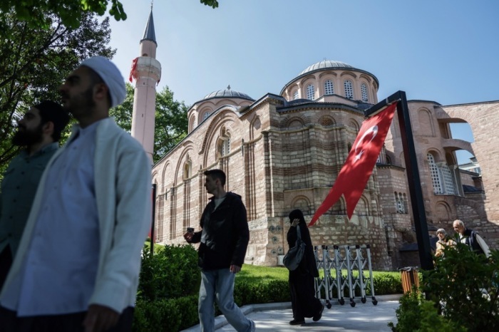 Menschen besuchen die historische Chora-Moschee am Tag ihrer Wiedereröffnung als Moschee in Istanbul. Foto: epa/Erdem Sahin