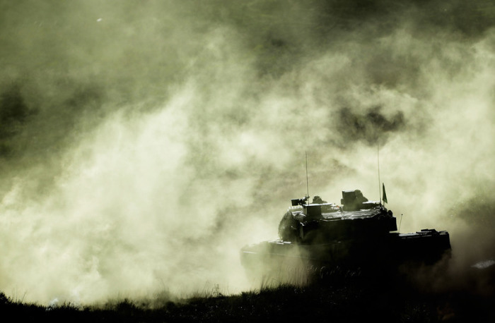 Ein Kampfpanzer Leopard 2 schießt während Bundeswehrübung Landoperationen. Foto: Peter Steffen/dpa