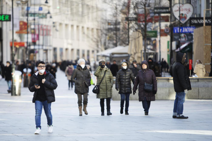 In Wien tragen Menschen FFP2-Schutzmasken. Foto: epa/Alex Halada