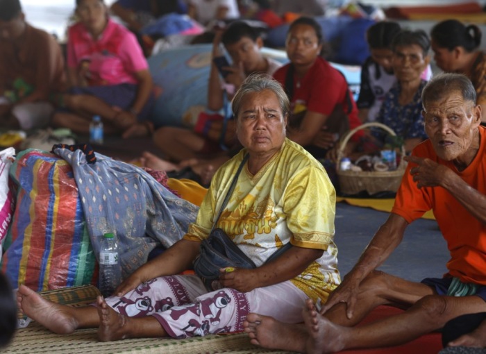 Evakuierte ruhen sich in einem thailändischen Regierungszentrum aus, nachdem sie aus den betroffenen Gebieten entlang der thailändisch-kambodschanischen Grenze vertrieben wurden. Foto: epa-efe/Narong Sangnak