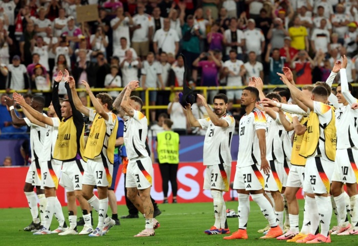 Deutsche Spieler reagieren nach dem Sieg im Achtelfinale der UEFA EURO 2024 zwischen Deutschland und Dänemark in Dortmund, Deutschland, am 29. Juni 2024. Foto: EPA-EFE/Friedemann Vogel