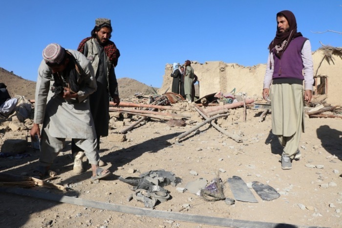 Anwohner stehen vor zerstörten Häusern in Khost, wo angebliche pakistanische Luftangriffe laut Taliban zehn Zivilisten, darunter Kinder, getötet haben. Foto: Stringer