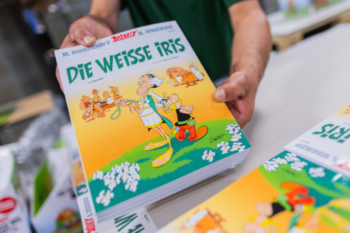 Ausgaben des neuen Asterix-Band Nummer 40 mit dem Titel «Die weiße Iris» werden in einer Logistikhalle konfektioniert und in Displays für den Einzelhandel verpackt. Foto: Rolf Vennenbernd/dpa