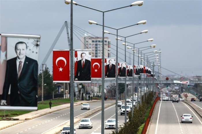 Bilder des türkischen Präsidenten Recep Tayyip Erdogan hängen an der Autobahn in Diyarbakir. Foto: epa/Sedat Suna