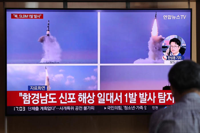Ein Nachrichtenbericht über Nordkoreas Start einer ballistischen Kurzstreckenrakete wird auf einem Fernsehbildschirm im Bahnhof Seoul in Seoul ausgestrahlt. Foto: epa/Yonhap