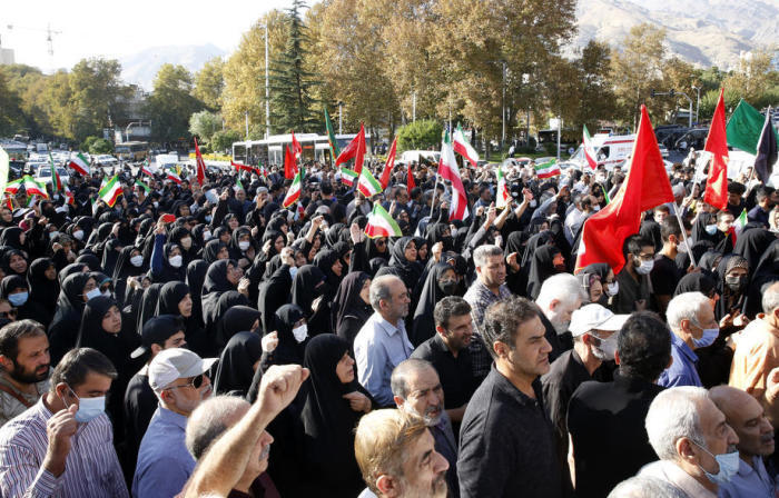 Teilnehmer einer Kundgebung der Regierungsbefürworter gegen die jüngsten Proteste gegen die Regierung im Iran im Norden von Teheran. Foto: epa/Abedin Taherkenareh