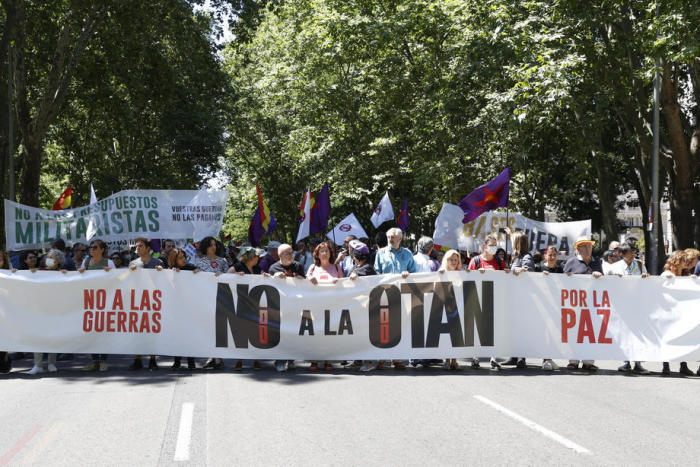 Vor dem NATO-Gipfel in Madrid nehmen Menschen an einer Protestaktion gegen die NATO teil. Foto: epa/J.j. Guillen