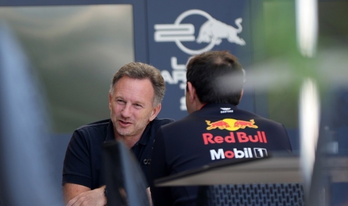Der Teamchef von Red Bull Racing, Christian Horner (L), in Sakhir. Foto: epa/Ali Haider