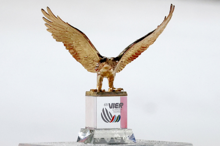 Der goldene Adler, Trophäe für den Gesamtsieger der Vierschanzentournee, steht bei einem Wettbewerb in Oberstdorf auf einem Podest. Foto: dpa/Daniel Karmann