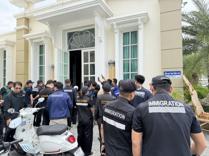 Großaufgebot von Polizei und Behörden beim Beginn der Razzia in einer Luxus-Poolvillenanlage in Pattaya. Bild TMN.TV