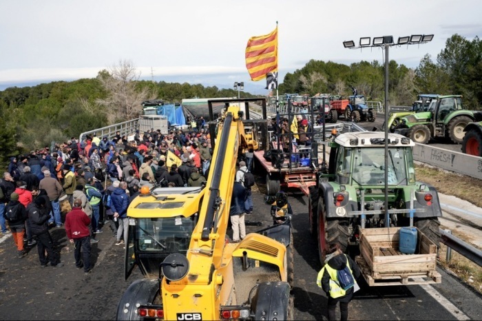 Die spanischen und französischen Landwirte versammeln sich während einer Protestaktion, die die Autobahn A7 blockiert. Foto: epa/David Borrat