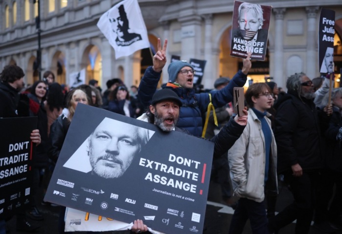 Unterstützer von Julian Assange nehmen an einem Protestmarsch nach der Verhandlung vor dem Royal Courts of Justice über die Auslieferung von Julian Assange in London teil. Foto: EPA-EFE/Neil Hall