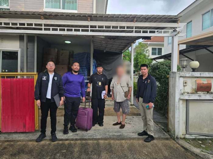 Beamte der Einwanderungspolizei nehmen den 69-jährigen finnischen Interpol-Gesuchten vor seinem Wohnhaus im Bangkoker Bezirk Lat Krabang fest. Bild: Royal Thai Police