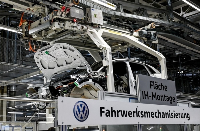 Montageband für Elektroautos im Volkswagen (VW) Fahrzeugwerk in Zwickau. Foto: epa/Filip Singer