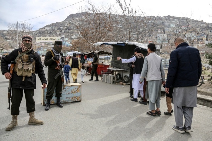 Sicherheitsleute der Taliban bewachen einen Kontrollpunkt in Kabul. Foto: epa/Samiullah Popal