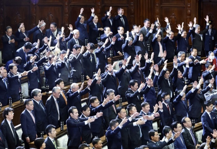 Abgeordnete jubeln mit „Banzai“ nach der Auflösung des Unterhauses in Tokio. Premierministerin Sanae Takaichi rief Neuwahlen aus. Foto: EPA/Franck Robichon