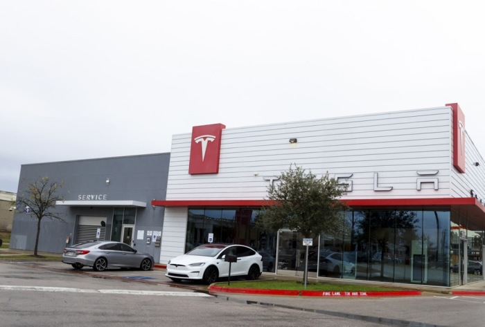Ein Tesla ist vor dem Tesla-Servicezentrum in Austin, Texas, USA, geparkt. Foto: EPA-EFE/Adam Davis