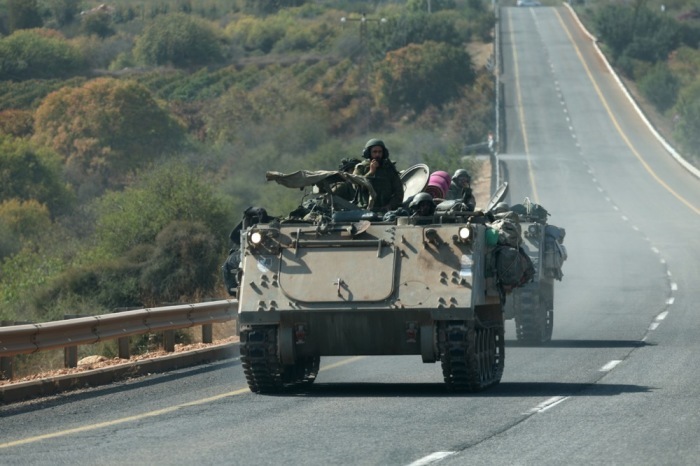 An der Grenze zum Libanon stationierte israelische Soldaten. Foto: epa/Atef Safadi