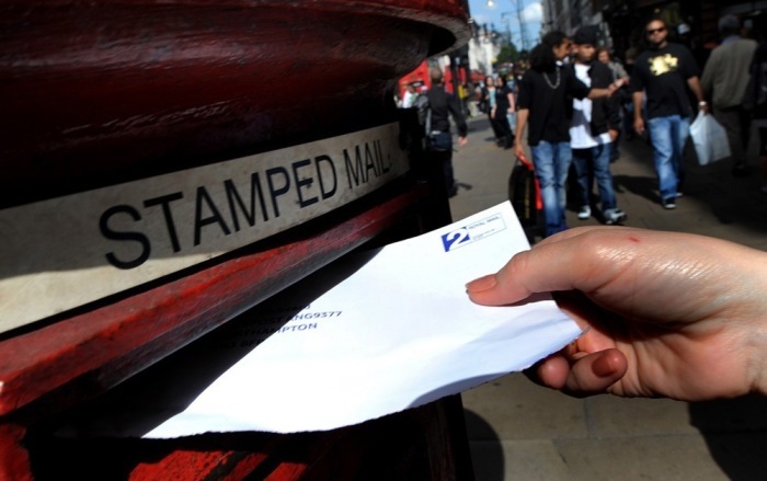 Der Brief wird in einen Briefkasten im Zentrum Londons eingeworfen. Foto: epa/Andy Rain