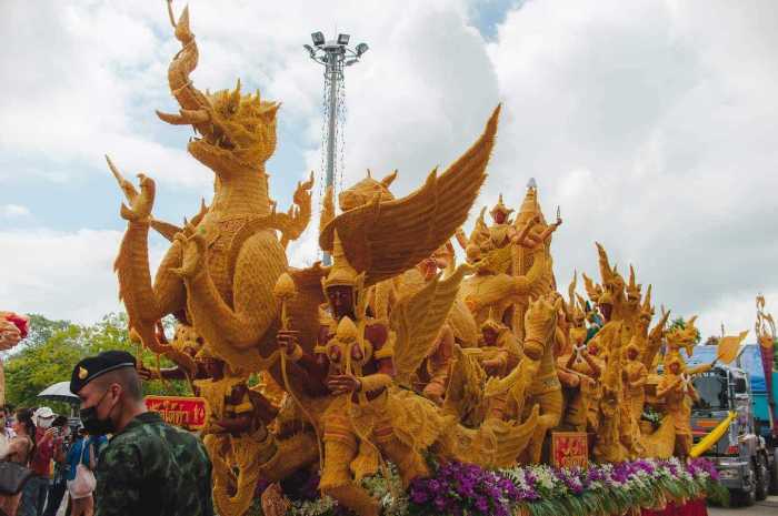 Das Kerzenfestival in Ubon Ratchathani ist ein spektakuläres Ereignis in Thailand. Es beinhaltet beeindruckende Paraden und kunstvoll gestaltete Kerzenkunstwerke. Foto: Tourism Authority Of Thailand