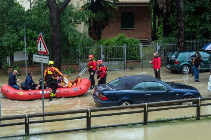 Die Mitglieder der Rettungsdienste helfen den Einwohnern von Faenza bei der weiteren Versorgung der vom Hochwasser betroffenen Menschen, wobei ältere Menschen und Menschen in Schwierigkeiten Vorrang haben. Foto: epa/Pasquale Bove