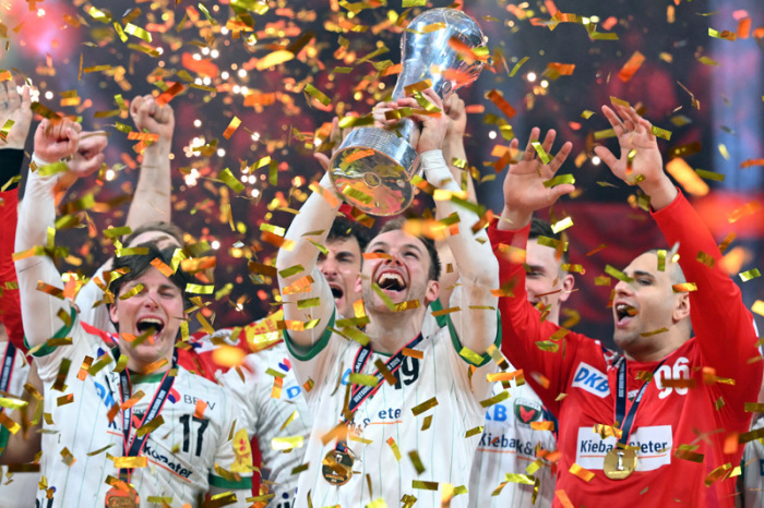 DHB-Pokal, Füchse Berlin - Bergischer HC, Final Four, Finale, Lanxess Arena: Mathias Gidsel (Füchse Berlin) hebt den DHB-Pokal in die Höhe. Foto: Federico Gambarini/dpa