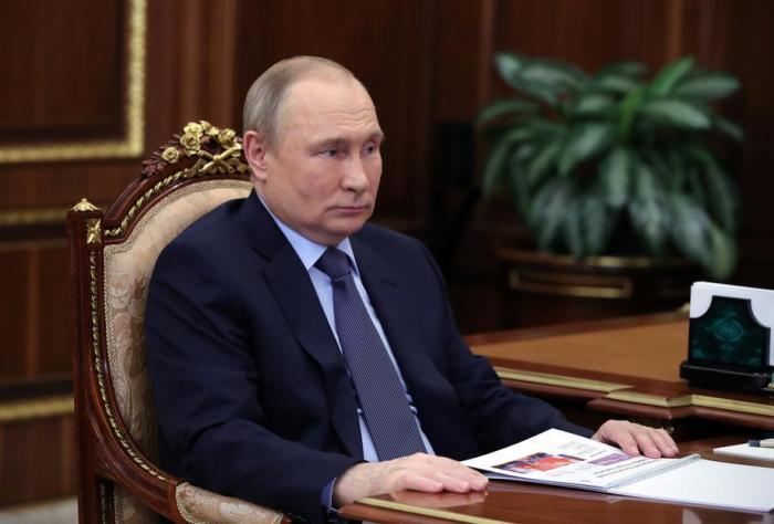 Präsident Wladimir Putin nimmt an einer Arbeitssitzung in Moskau teil. Foto: epa/Mikhail Klimentyev