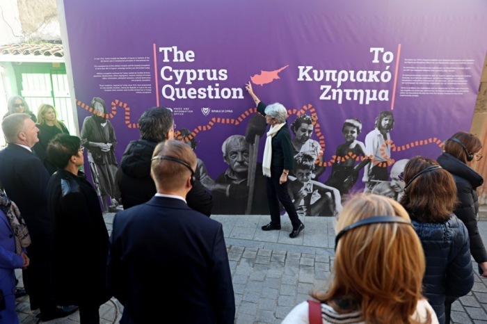 Mitglieder des EU-Kommissarskollegiums bleiben vor einem Banner stehen, um zuzuhören, während sie die Altstadt von Nikosia besichtigen. Foto: epa/George Christoforou