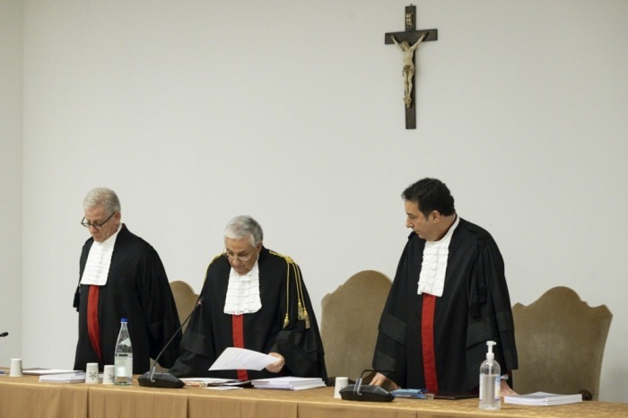 Verurteilung von Kardinal Becciu zu fünfeinhalb Jahren Gefängnis wegen Finanzdelikten. Foto: epa/Vatican Media