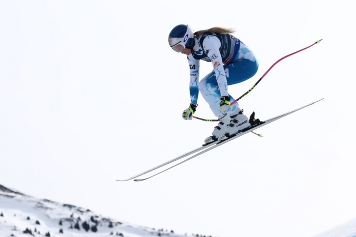 Die US-Amerikanerin Lindsey Vonn in Aktion bei der Abfahrt der Frauen-Mannschaftskombinationswertung. Foto: epa/Anna Szilagyi