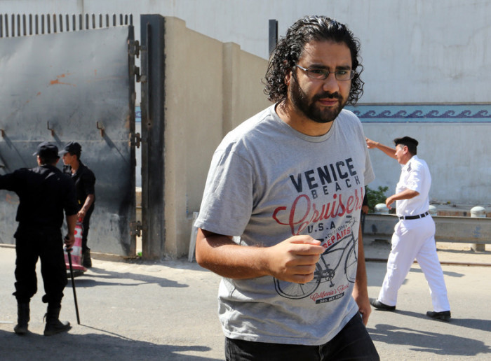 Der ägyptische Aktivist Alaa Abdel-Fatah (C) trifft zu einem Prozess in Kairo ein. Foto: epa/Khaled Elfiqi